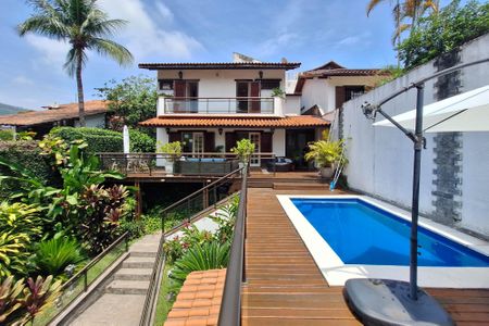 Casa à venda com 420m², 4 quartos e 4 vagas Casa à venda com 420m², 4 quartos e 4 vagasPiscina