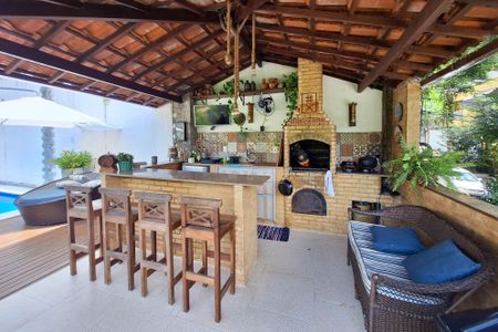 Casa à venda com 420m², 4 quartos e 4 vagas Casa à venda com 420m², 4 quartos e 4 vagasEspaço Gourmet