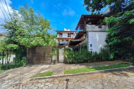 Casa à venda com 420m², 4 quartos e 4 vagas Casa à venda com 420m², 4 quartos e 4 vagasFachada