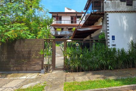Casa à venda com 420m², 4 quartos e 4 vagas Casa à venda com 420m², 4 quartos e 4 vagasFachada