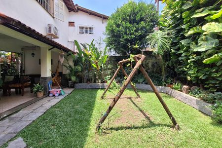 Casa à venda com 420m², 4 quartos e 4 vagas Casa à venda com 420m², 4 quartos e 4 vagasQuintal