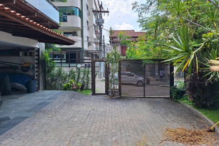 Casa à venda com 420m², 4 quartos e 4 vagas Casa à venda com 420m², 4 quartos e 4 vagasQuintal