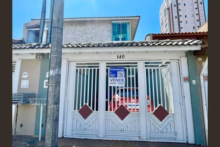 Casa à venda com 136m², 3 quartos e 3 vagas Casa à venda com 136m², 3 quartos e 3 vagasPlaca instalada na fachada do imóvel