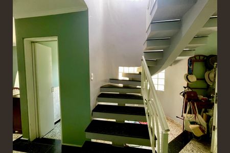 Casa à venda com 136m², 3 quartos e 3 vagas Casa à venda com 136m², 3 quartos e 3 vagasEscada interna