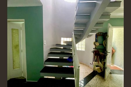 Casa à venda com 136m², 3 quartos e 3 vagas Casa à venda com 136m², 3 quartos e 3 vagasEscada Intena