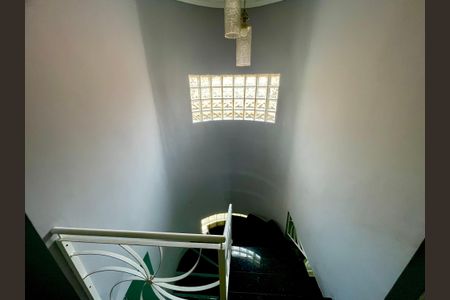 Casa à venda com 136m², 3 quartos e 3 vagas Casa à venda com 136m², 3 quartos e 3 vagasEscada interna