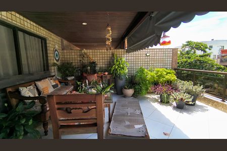 Apartamento à venda com 324m², 4 quartos e 3 vagas Apartamento à venda com 324m², 4 quartos e 3 vagasVaranda