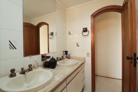 Apartamento para alugar com 200m², 3 quartos e 3 vagas Apartamento para alugar com 200m², 3 quartos e 3 vagasBanheiro da Suíte 1