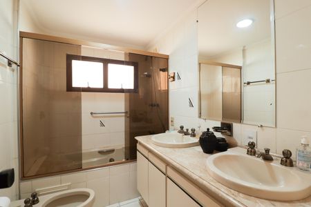 Apartamento para alugar com 200m², 3 quartos e 3 vagas Apartamento para alugar com 200m², 3 quartos e 3 vagasBanheiro da Suíte 1