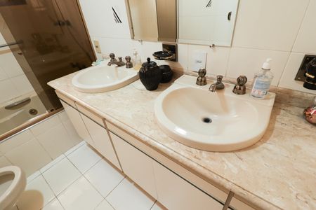 Apartamento para alugar com 200m², 3 quartos e 3 vagas Apartamento para alugar com 200m², 3 quartos e 3 vagasBanheiro da Suíte 1