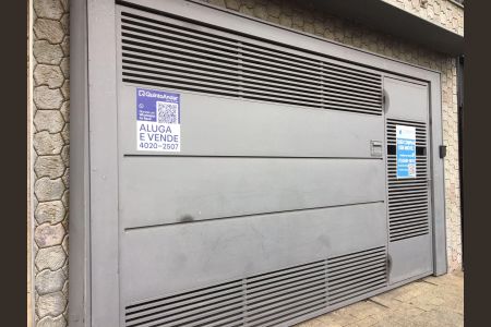 Casa à venda com 320m², 4 quartos e 2 vagas Casa à venda com 320m², 4 quartos e 2 vagasFachada