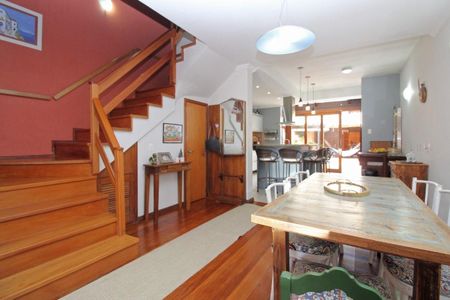 Sala  de casa para alugar com 3 quartos, 160m² em Guarujá, Porto Alegre