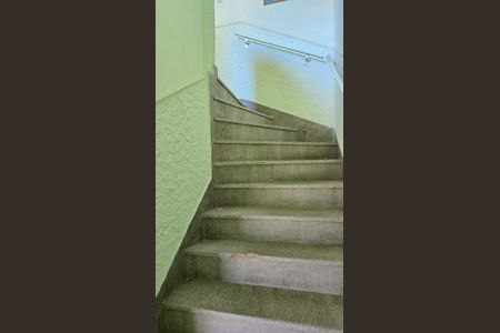 Apartamento à venda com 80m², 2 quartos e sem vagaEscada