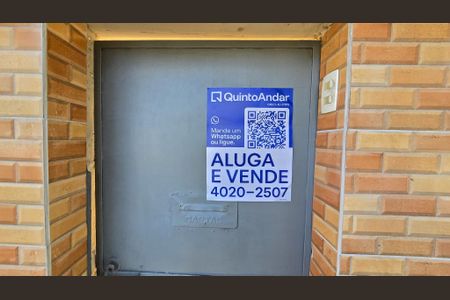 Apartamento à venda com 80m², 2 quartos e sem vagaFachada com placa adesiva