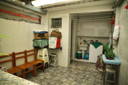 Casa à venda com 98m², 2 quartos e 1 vagaÁrea de Serviço/Quintal 