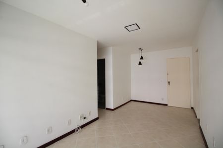 Sala de apartamento para alugar com 2 quartos, 75m² em Anil, Rio de Janeiro
