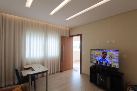 Sala de casa à venda com 4 quartos, 200m² em Santa Rosa, Belo Horizonte