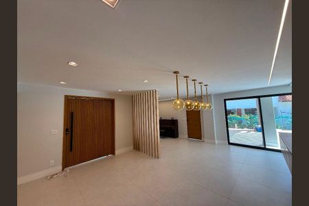 Casa à venda com 4 quartos, 230m² em Itaipu, Niterói