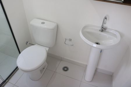 Banheiro de apartamento para alugar com 1 quarto, 25m² em Parque Industrial Tomas Edson, São Paulo