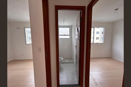 Banheiro de apartamento para alugar com 2 quartos, 47m² em Jardim Alvorada, Nova Iguaçu