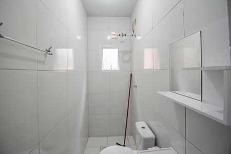 Banheiro de casa para alugar com 1 quarto, 32m² em Jardim Calux, São Bernardo do Campo