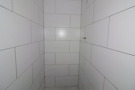 Banheiro de kitnet/studio para alugar com 1 quarto, 29m² em Quitaúna , Osasco
