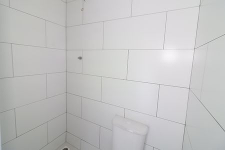 Banheiro de kitnet/studio para alugar com 1 quarto, 30m² em Vila Quitauna, Osasco