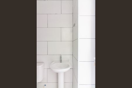 Banheiro social de kitnet/studio para alugar com 1 quarto, 30m² em Vila Quitauna, Osasco