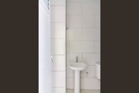 Banheiro social de kitnet/studio para alugar com 1 quarto, 32m² em Vila Quitauna, Osasco