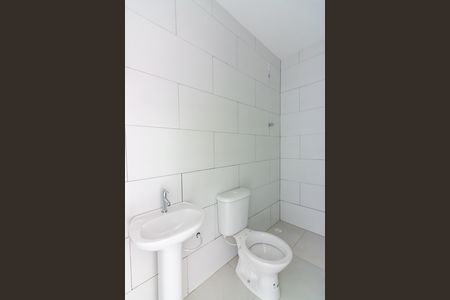 Banheiro social de kitnet/studio para alugar com 1 quarto, 32m² em Vila Quitauna, Osasco