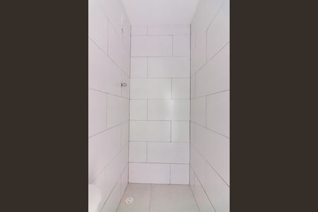 Banheiro social de kitnet/studio para alugar com 1 quarto, 32m² em Vila Quitauna, Osasco