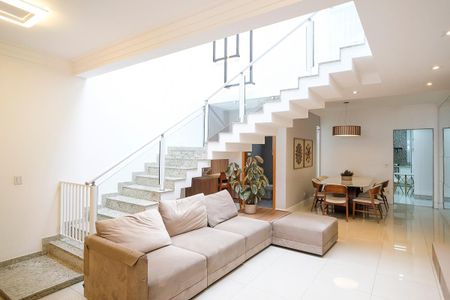 Casa à venda com 284m², 3 quartos e 3 vagasSala