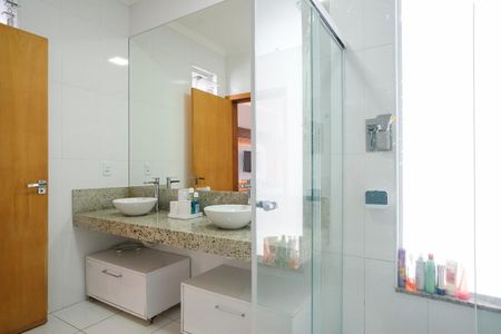 Casa à venda com 284m², 3 quartos e 3 vagasBanheiro da suíte 1