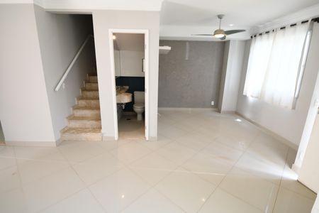 Casa de condomínio à venda com 80m², 3 quartos e 2 vagasSala