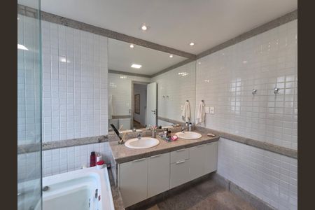 Apartamento à venda com 180m², 4 quartos e 3 vagasBanheiro da Suíte 1