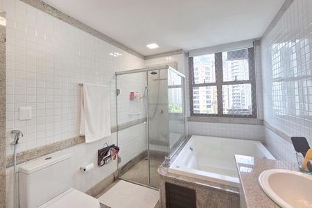 Apartamento à venda com 180m², 4 quartos e 3 vagasBanheiro da Suíte 1