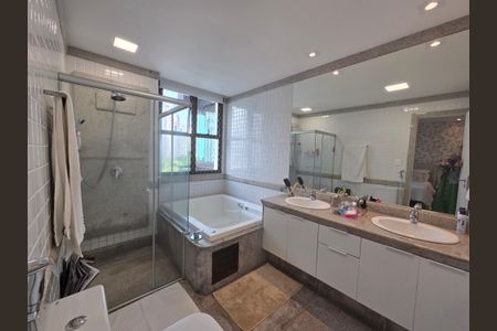 Apartamento à venda com 180m², 4 quartos e 3 vagasBanheiro da Suíte 1