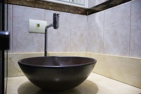 Casa à venda com 250m², 5 quartos e 4 vagasBanheiro Social 01/ Casa 01