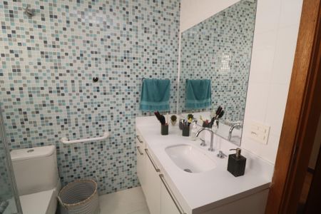 Casa à venda com 210m², 3 quartos e 4 vagasBanheiro da Suíte 2