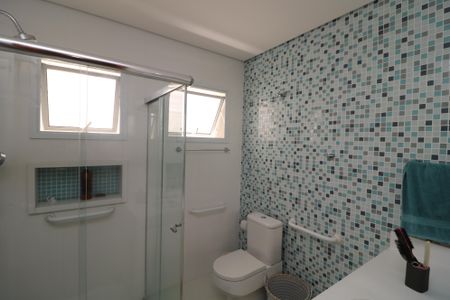 Casa à venda com 210m², 3 quartos e 4 vagasBanheiro da Suíte 2