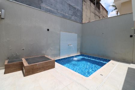 Casa à venda com 210m², 3 quartos e 4 vagasPiscina