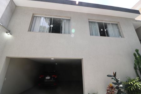 Casa à venda com 210m², 3 quartos e 4 vagasFachada