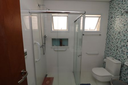 Casa à venda com 210m², 3 quartos e 4 vagasBanheiro da Suíte 2