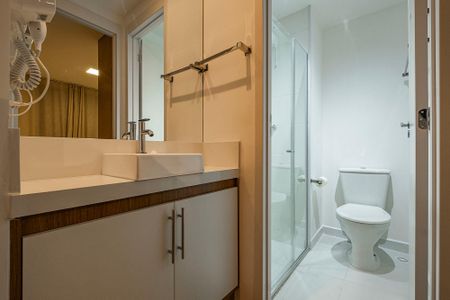 Banheiro de apartamento para alugar com 1 quarto, 27m² em Pinheiros, São Paulo
