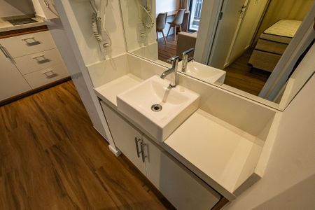 Banheiro de apartamento para alugar com 1 quarto, 27m² em Pinheiros, São Paulo