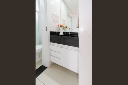 Apartamento à venda com 73m², 2 quartos e 1 vaga Apartamento à venda com 73m², 2 quartos e 1 vagaBanheiro social