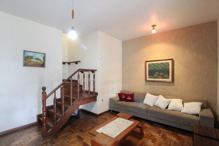 Casa à venda com 225m², 4 quartos e 6 vagas Casa à venda com 225m², 4 quartos e 6 vagasSala