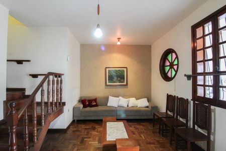 Casa à venda com 225m², 4 quartos e 6 vagas Casa à venda com 225m², 4 quartos e 6 vagasSala