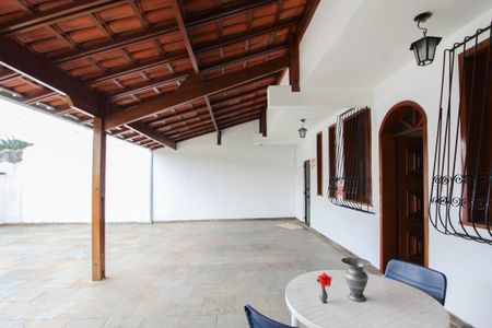 Casa à venda com 225m², 4 quartos e 6 vagas Casa à venda com 225m², 4 quartos e 6 vagasGaragem