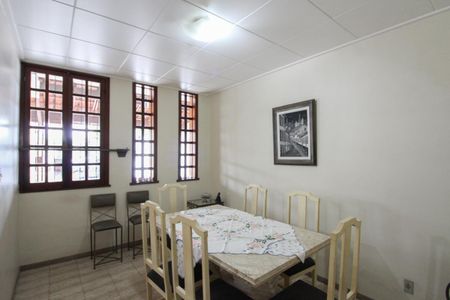 Casa à venda com 225m², 4 quartos e 6 vagas Casa à venda com 225m², 4 quartos e 6 vagasSala de Jantar